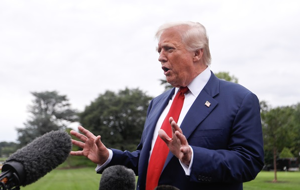 У Трампа знову помітили синець на руці: чи може він приховувати хворобу